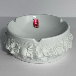 AK KAISER White Bisque SHELL ASHTRAY / 1970’s WEST GERMANY / Raised SEASHELLS